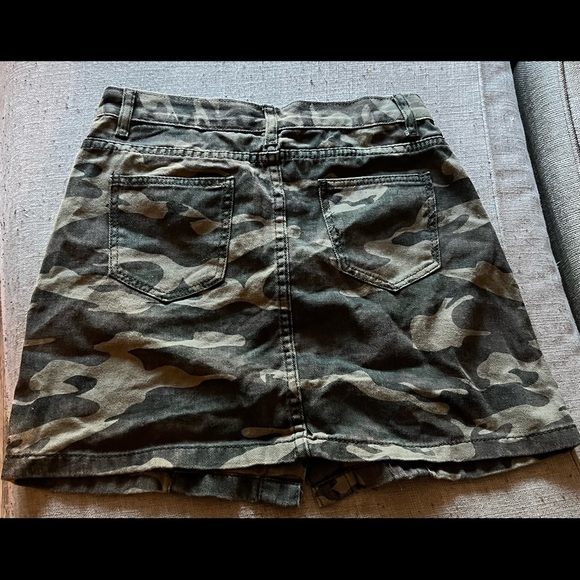 Denim camouflage mini skirt w/brass buttons down front - Picture 4 of 4